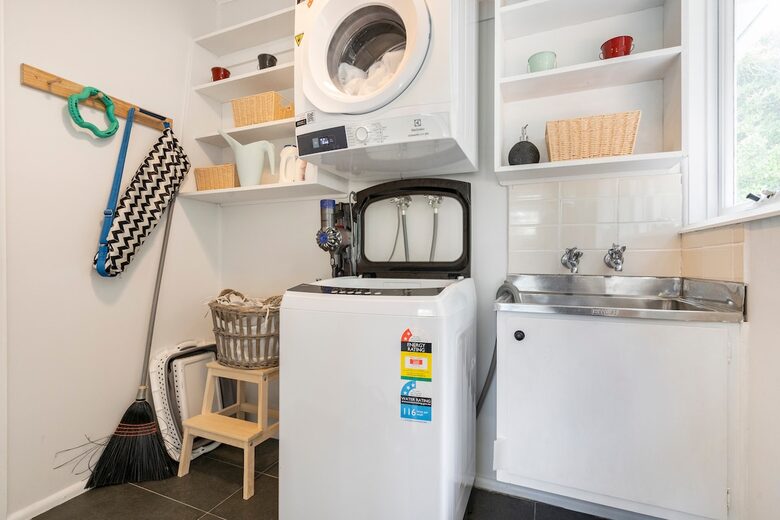 Vintage Coastal Escape Above Port Phillip Bay - Mount Martha, Australia