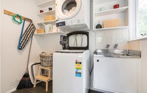 Vintage Coastal Escape Above Port Phillip Bay - Mount Martha, Australia