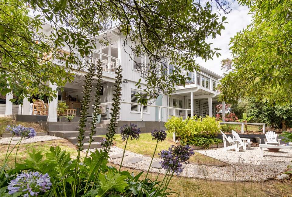 Vintage Coastal Escape Above Port Phillip Bay - Mount Martha, Australia