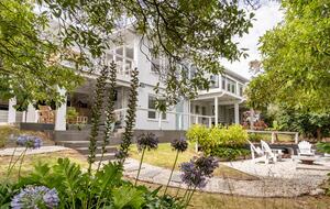Vintage Coastal Escape Above Port Phillip Bay - Mount Martha, Australia