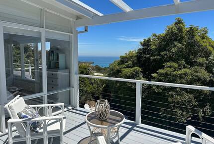 Vintage Coastal Escape Above Port Phillip Bay - Mount Martha, Australia
