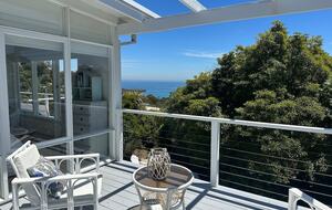 Vintage Coastal Escape Above Port Phillip Bay - Mount Martha, Australia
