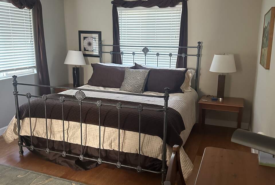 Guest house with king bed (bedroom 5)