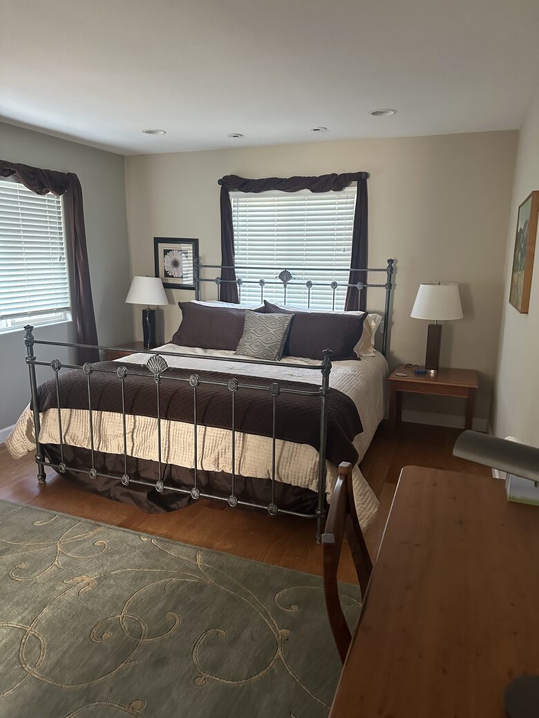 Guest house with king bed (bedroom 5)