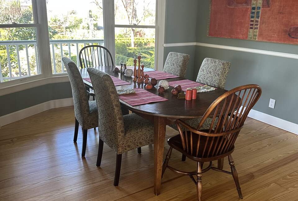 Dining room expands to seat 10