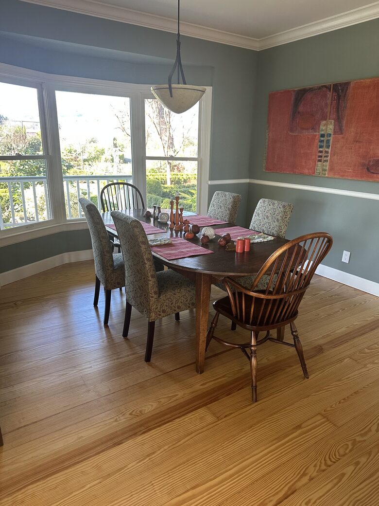Dining room expands to seat 10