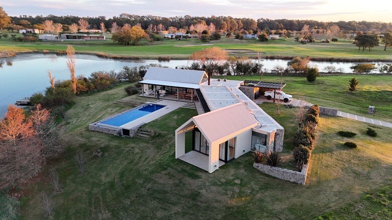 An Elegant Home on the Carmelo Golf Course - Carmelo, Uruguay