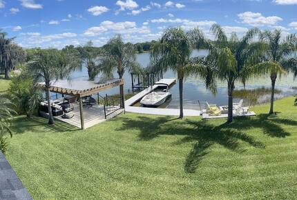 Lakefront Living with Hot Tub & Dock in the Heart of Orlando - Orlando, Florida