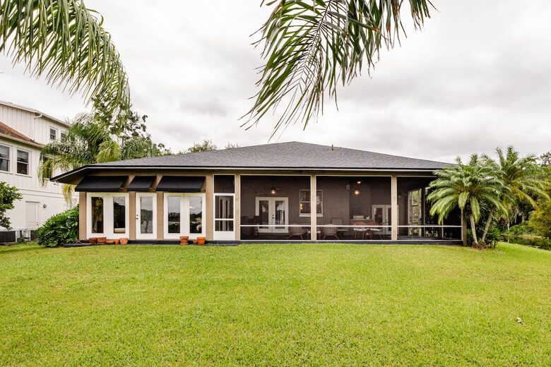 Lakefront Living with Hot Tub & Dock in the Heart of Orlando - Orlando, Florida