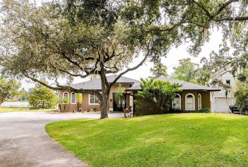 Lakefront Living with Hot Tub & Dock in the Heart of Orlando - Orlando, Florida