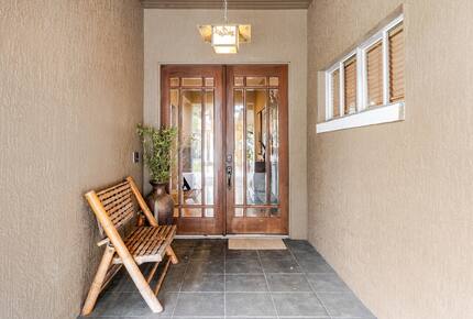 Lakefront Living with Hot Tub & Dock in the Heart of Orlando - Orlando, Florida