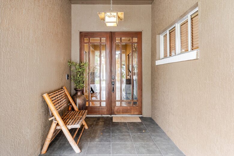 Lakefront Living with Hot Tub & Dock in the Heart of Orlando - Orlando, Florida