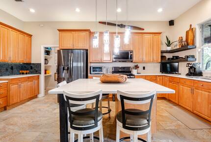 Lakefront Living with Hot Tub & Dock in the Heart of Orlando - Orlando, Florida