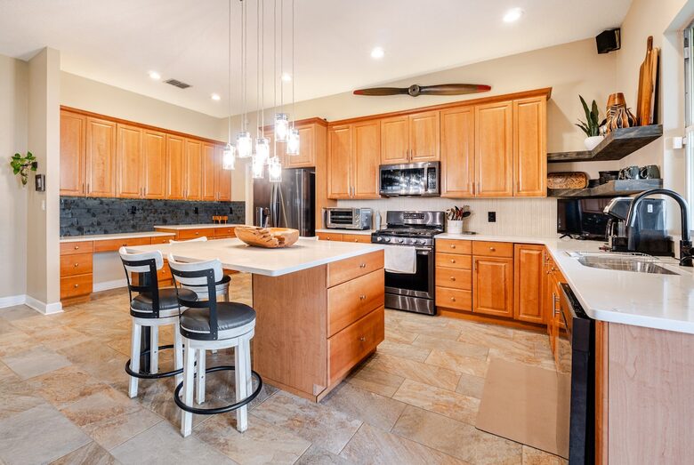 Lakefront Living with Hot Tub & Dock in the Heart of Orlando - Orlando, Florida