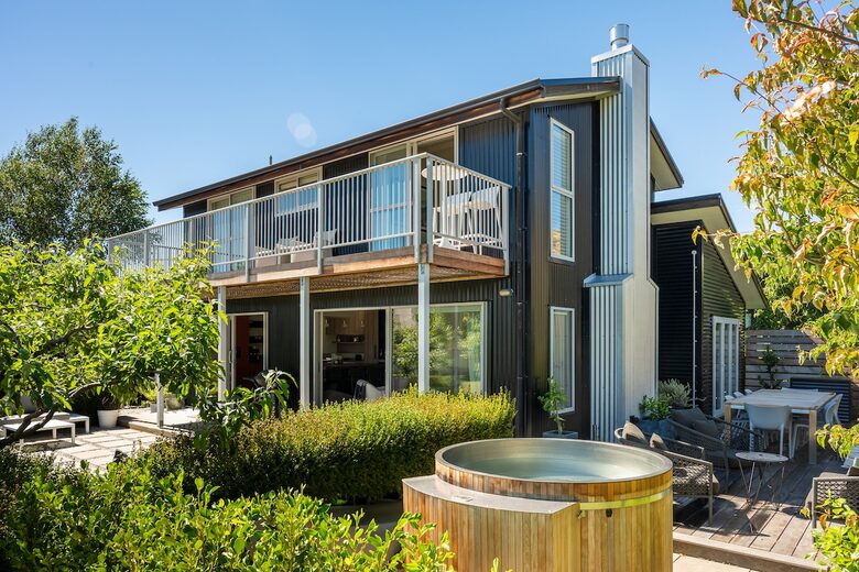 Family-Focused Wānaka Retreat with Hot Tub and Mountain Outlooks - Wānaka, New Zealand