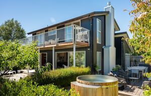Family-Focused Wānaka Retreat with Hot Tub and Mountain Outlooks - Wānaka, New Zealand