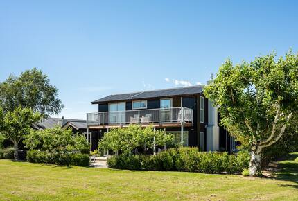 Family-Focused Wānaka Retreat with Hot Tub and Mountain Outlooks - Wānaka, New Zealand