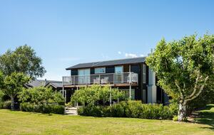 Family-Focused Wānaka Retreat with Hot Tub and Mountain Outlooks - Wānaka, New Zealand