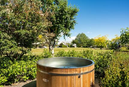 Family-Focused Wānaka Retreat with Hot Tub and Mountain Outlooks - Wānaka, New Zealand