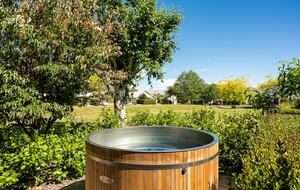 Family-Focused Wānaka Retreat with Hot Tub and Mountain Outlooks - Wānaka, New Zealand