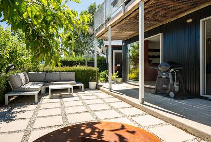 Family-Focused Wānaka Retreat with Hot Tub and Mountain Outlooks - Wānaka, New Zealand