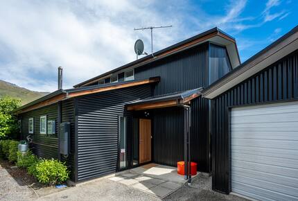 Family-Focused Wānaka Retreat with Hot Tub and Mountain Outlooks - Wānaka, New Zealand