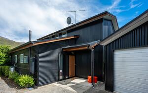 Family-Focused Wānaka Retreat with Hot Tub and Mountain Outlooks - Wānaka, New Zealand
