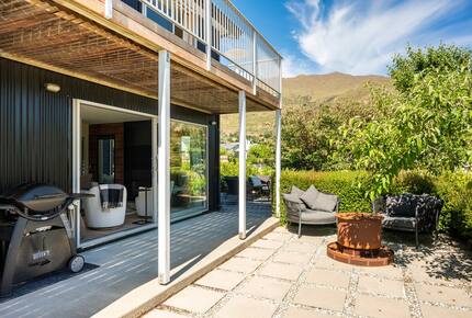 Family-Focused Wānaka Retreat with Hot Tub and Mountain Outlooks - Wānaka, New Zealand