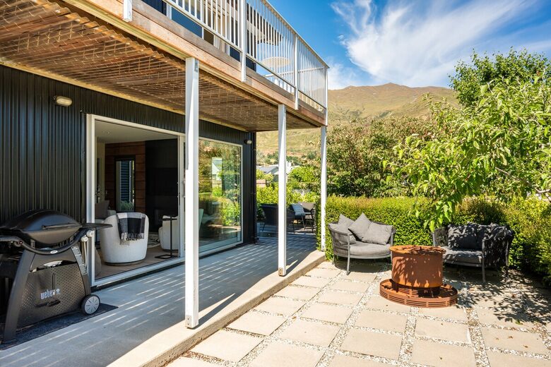 Family-Focused Wānaka Retreat with Hot Tub and Mountain Outlooks - Wānaka, New Zealand