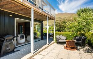 Family-Focused Wānaka Retreat with Hot Tub and Mountain Outlooks - Wānaka, New Zealand