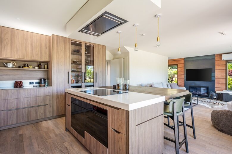 Family-Focused Wānaka Retreat with Hot Tub and Mountain Outlooks - Wānaka, New Zealand