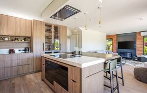 Family-Focused Wānaka Retreat with Hot Tub and Mountain Outlooks - Wānaka, New Zealand