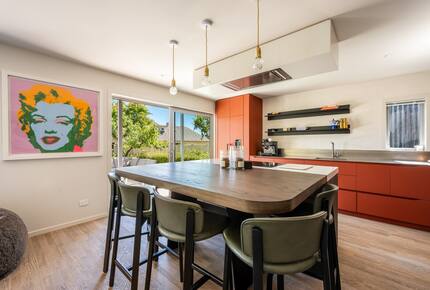 Family-Focused Wānaka Retreat with Hot Tub and Mountain Outlooks - Wānaka, New Zealand