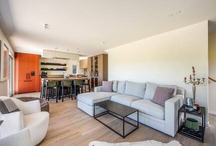 Family-Focused Wānaka Retreat with Hot Tub and Mountain Outlooks - Wānaka, New Zealand