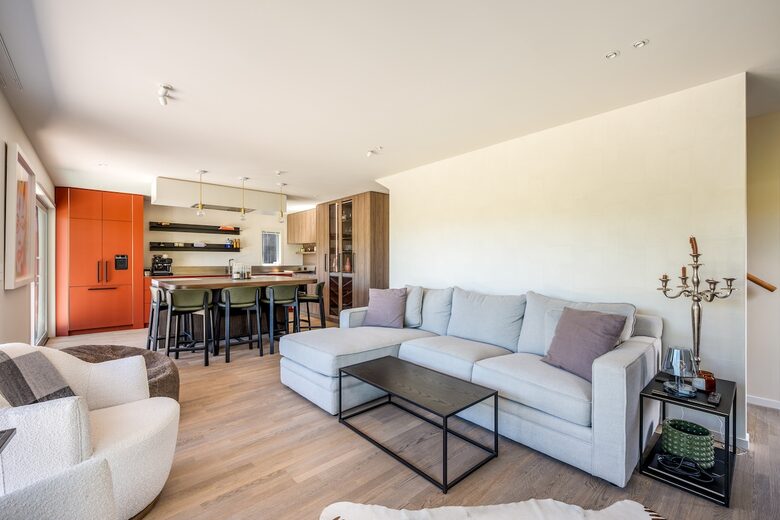 Family-Focused Wānaka Retreat with Hot Tub and Mountain Outlooks - Wānaka, New Zealand