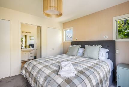 Family-Focused Wānaka Retreat with Hot Tub and Mountain Outlooks - Wānaka, New Zealand