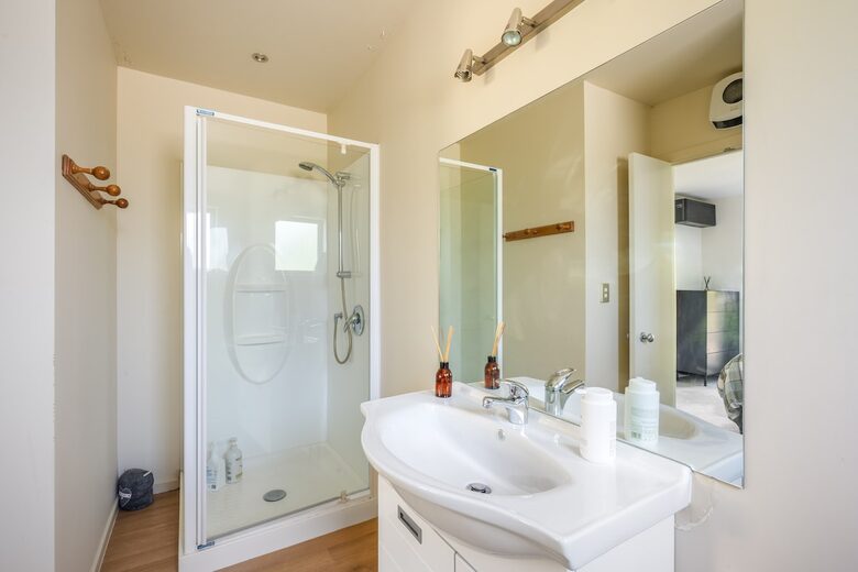 Family-Focused Wānaka Retreat with Hot Tub and Mountain Outlooks - Wānaka, New Zealand