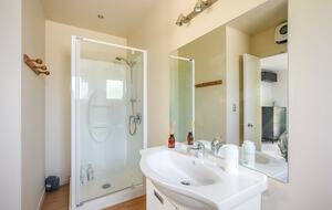 Family-Focused Wānaka Retreat with Hot Tub and Mountain Outlooks - Wānaka, New Zealand