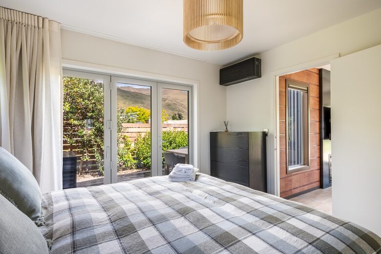 Family-Focused Wānaka Retreat with Hot Tub and Mountain Outlooks - Wānaka, New Zealand