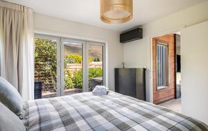 Family-Focused Wānaka Retreat with Hot Tub and Mountain Outlooks - Wānaka, New Zealand