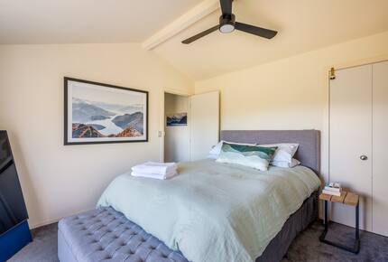 Family-Focused Wānaka Retreat with Hot Tub and Mountain Outlooks - Wānaka, New Zealand