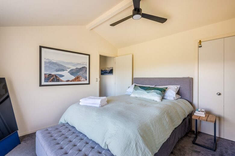 Family-Focused Wānaka Retreat with Hot Tub and Mountain Outlooks - Wānaka, New Zealand