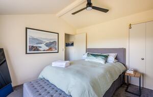 Family-Focused Wānaka Retreat with Hot Tub and Mountain Outlooks - Wānaka, New Zealand