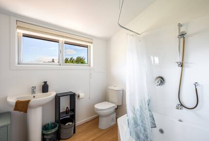 Family-Focused Wānaka Retreat with Hot Tub and Mountain Outlooks - Wānaka, New Zealand