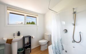 Family-Focused Wānaka Retreat with Hot Tub and Mountain Outlooks - Wānaka, New Zealand