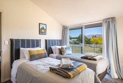 Family-Focused Wānaka Retreat with Hot Tub and Mountain Outlooks - Wānaka, New Zealand