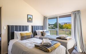 Family-Focused Wānaka Retreat with Hot Tub and Mountain Outlooks - Wānaka, New Zealand