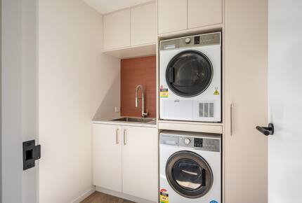 Family-Focused Wānaka Retreat with Hot Tub and Mountain Outlooks - Wānaka, New Zealand