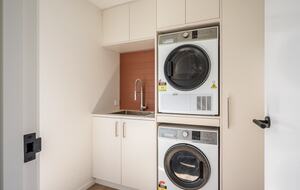 Family-Focused Wānaka Retreat with Hot Tub and Mountain Outlooks - Wānaka, New Zealand