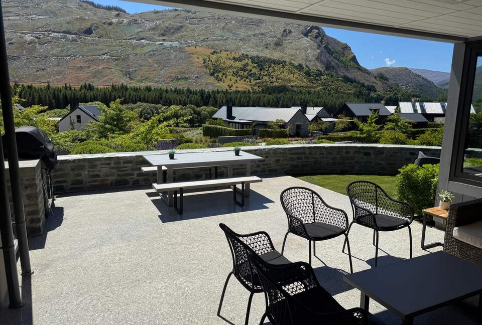 Arrowtown Golfside Retreat with Sun-Soaked Living - Arrowtown, New Zealand